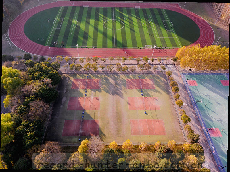 手写战术板局部，圆圈与箭头画痕，低饱和偏灰